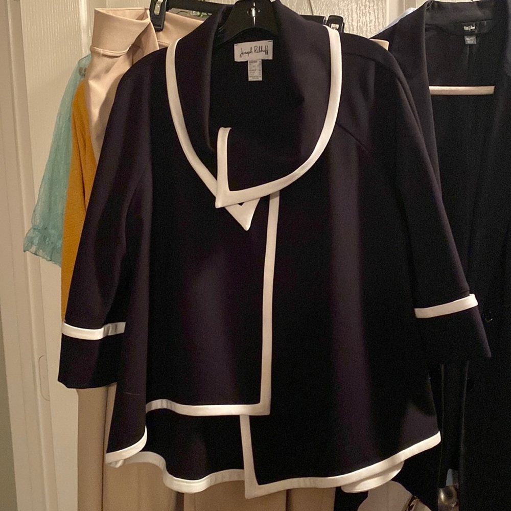 Big balance black and white chic in Joseph Ribkoff 😌